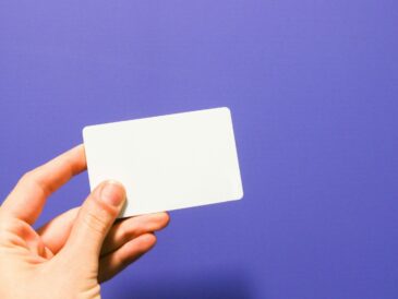 Hand som håller ett presentkort