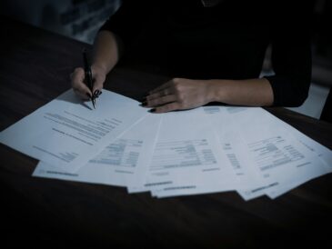 Kvinna som skriver på papper